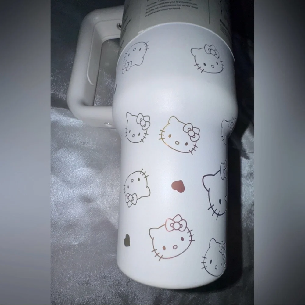 Stanley Quencher H2.0 Tumbler with Green Hello Kitty Design - Picture 10 of 16